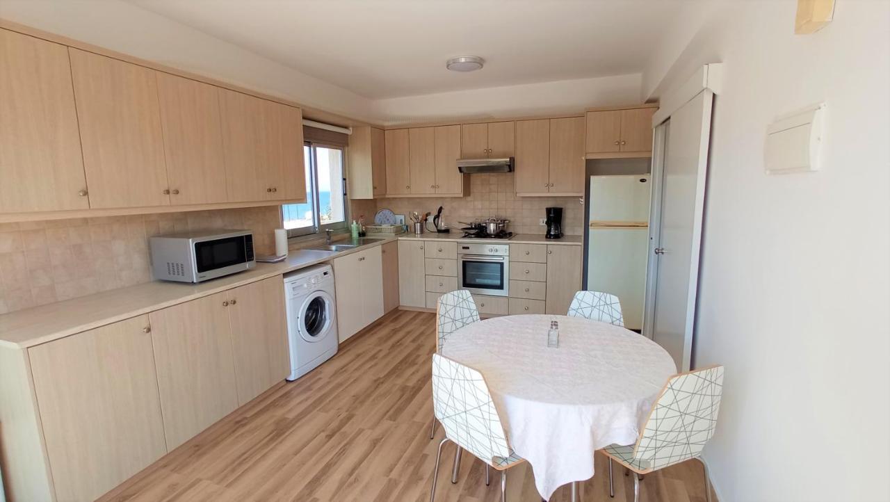 5 Min To The Beach Holiday Shared Apartment Incl Netflix - Private Room In 3 Bdr Apt Larnaka Exterior foto