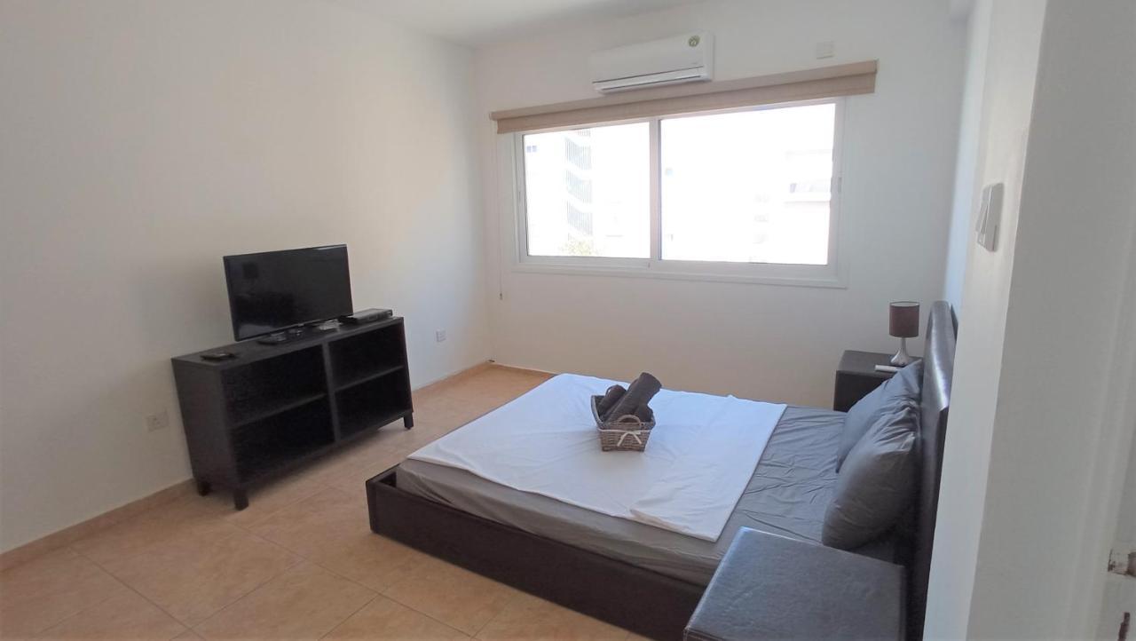 5 Min To The Beach Holiday Shared Apartment Incl Netflix - Private Room In 3 Bdr Apt Larnaka Exterior foto