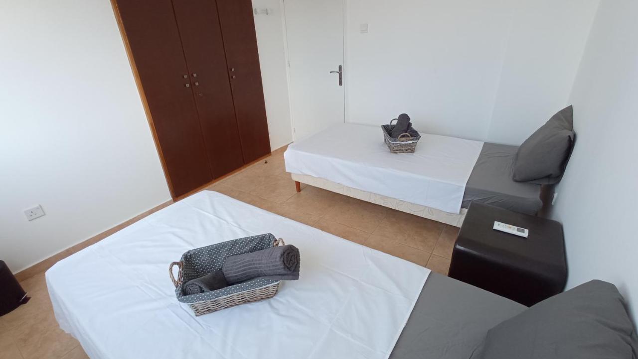 5 Min To The Beach Holiday Shared Apartment Incl Netflix - Private Room In 3 Bdr Apt Larnaka Exterior foto