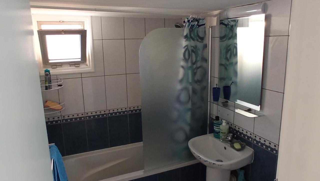 5 Min To The Beach Holiday Shared Apartment Incl Netflix - Private Room In 3 Bdr Apt Larnaka Exterior foto