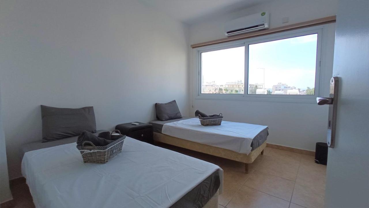 5 Min To The Beach Holiday Shared Apartment Incl Netflix - Private Room In 3 Bdr Apt Larnaka Exterior foto